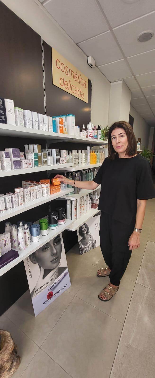 Ester Tortosa seleccionando cosmética profesional en las estanterías del centro